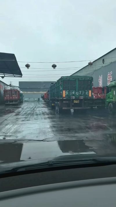 20多年有机肥厂家，下雨天也不耽误装车发货，用有机肥料选大厂家 做到了售前有服务，售后有保障。感谢每一位新老客户的支持与信任😃