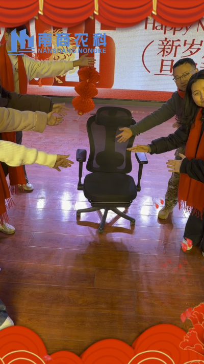 🎇 元旦快乐，温暖相伴 🎇时光匆匆，感恩 2025 年每一份支持与陪伴！从猪场到工厂，南商农科的成长，离不开每一位合作伙伴与家人的信赖！2026 年，我们将继续以贴心服务和硬核设备，陪您一路前行，养殖